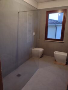 bagno in resina con doccia a filo pavimento